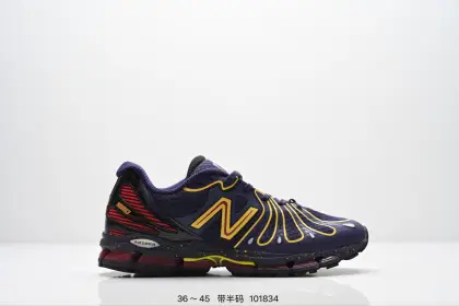 新百伦New Balance最新系列18907运动鞋子,有赛博朋克那味儿了!今年的 New Balance 新鞋型来了!Action Bronson x New Balance 1890 “Cyborg Tears”,由品牌携手高人气多栖艺术家 Action Bronson 带来联名呈现.以「赛博格之泪」为主题,整体气质明显更偏未来科幻路线,既有浓郁的概念表达,同时也保留了 New Balance 一贯擅长的复古运动底色,属于那种一眼就能记住的联名鞋款.鞋型亮点之一,便是分段式中底结构的运用,层次切割清晰,让原本偏复古的跑鞋轮廓多了几分机能与速度感,也进一步强化了 1890 这次想要表达的「复古与未来并存」的设定.细节方面,「Cyborg Tears」在鞋面融入水滴造型的呈现方式,直击主题之余,也让整双鞋的视觉效果更有「赛博朋克」氛围:既怪诞又精致,存在感拉满. 货号:U18904DO 含半码 编号:101834